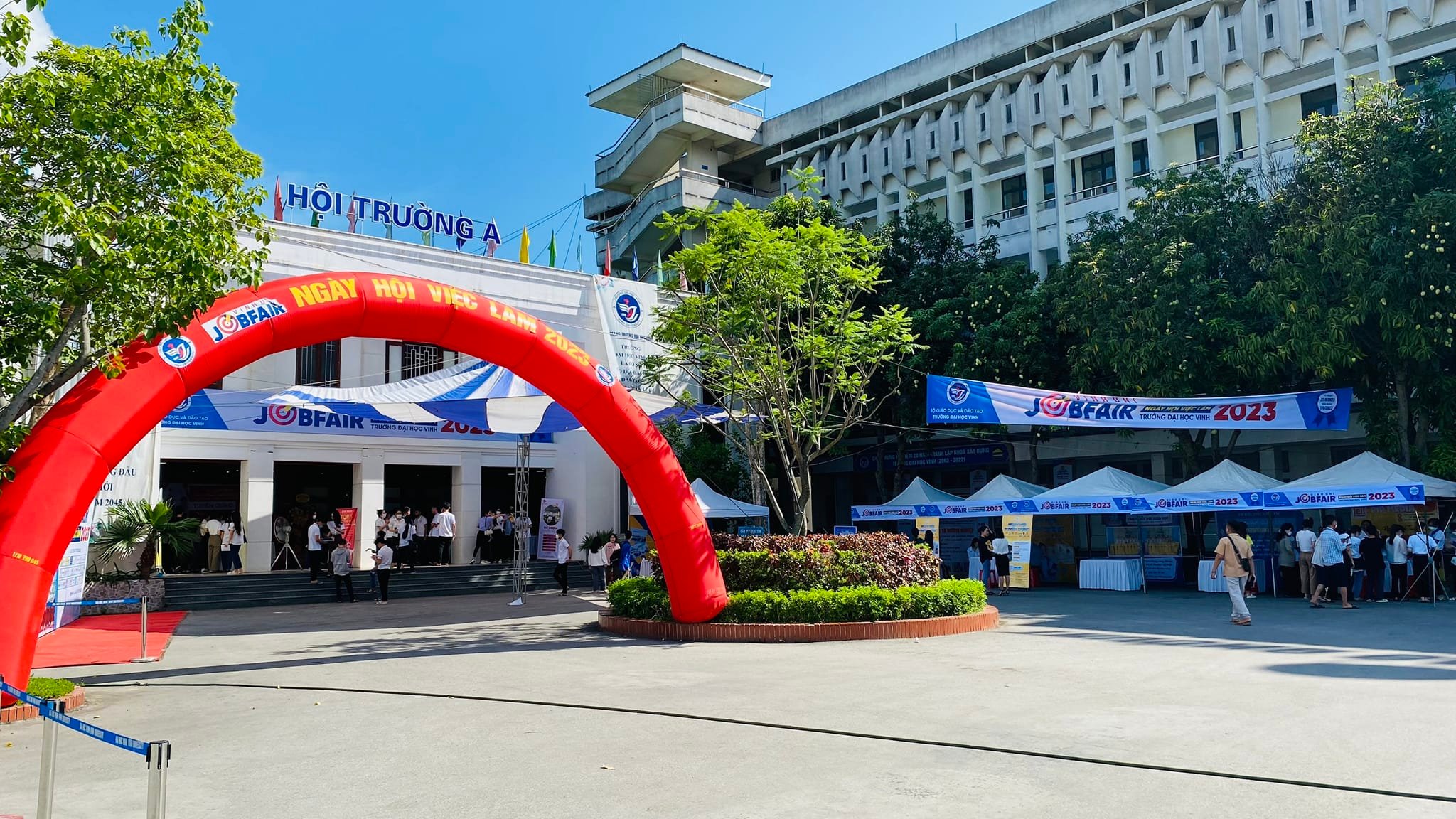 Không khí sôi động tại Ngày hội việc làm (Job Fair 2023) Đại học Vinh.