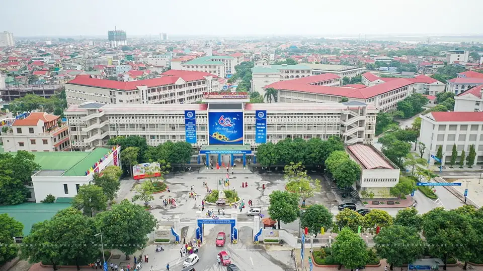 Toàn cảnh khuôn viên rộng lớn của Trường Đại học Vinh nhìn từ trên cao.