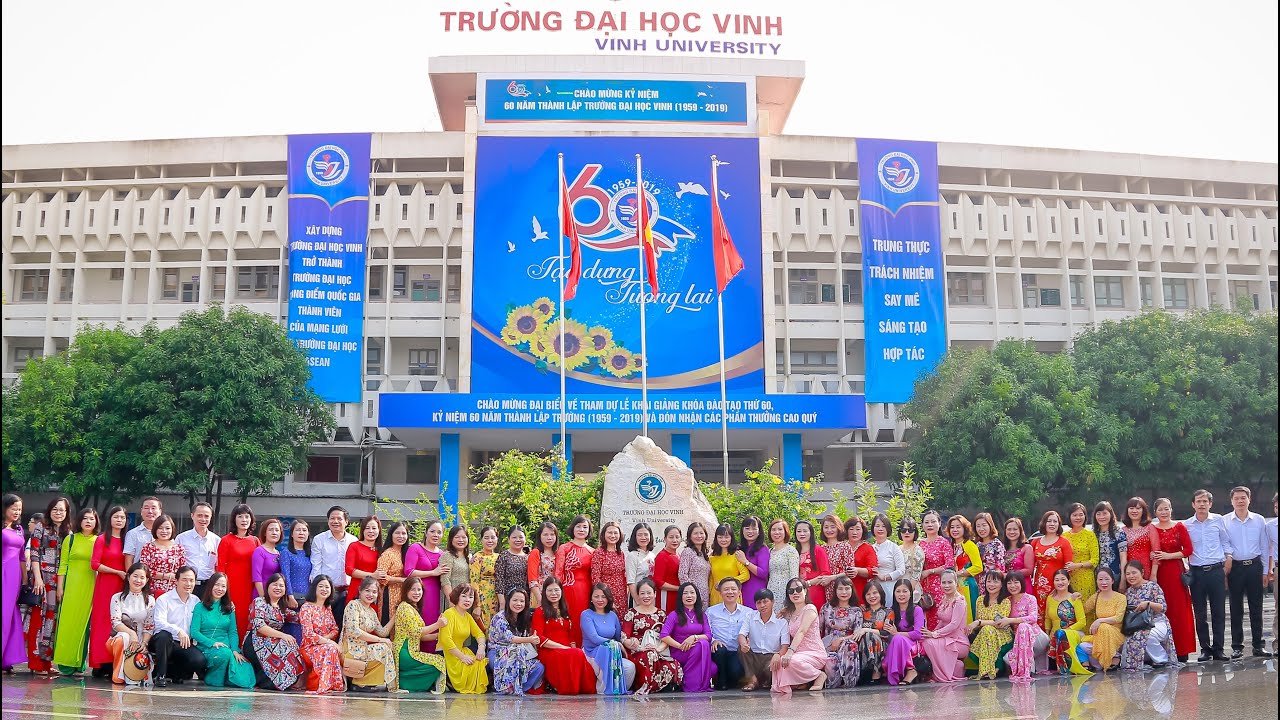 Tập thể cán bộ, giảng viên Đại học Vinh chụp ảnh lưu niệm nhân dịp kỷ niệm thành lập trường.