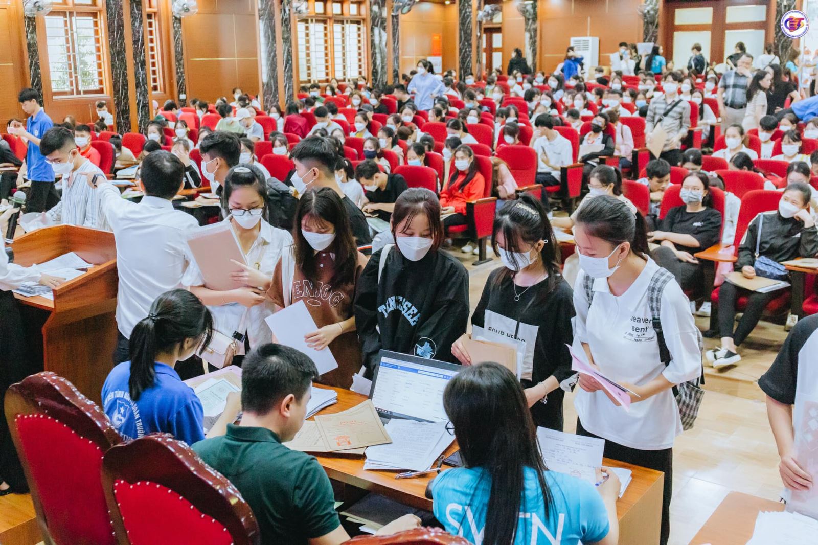 Không khí nhộn nhịp trong ngày nộp hồ sơ nhập học tại Đại học Vinh.